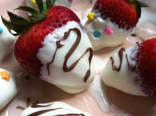 Frozen Honey Greek Yogurt Dipped Strawberries | Cooking with a Wallflower